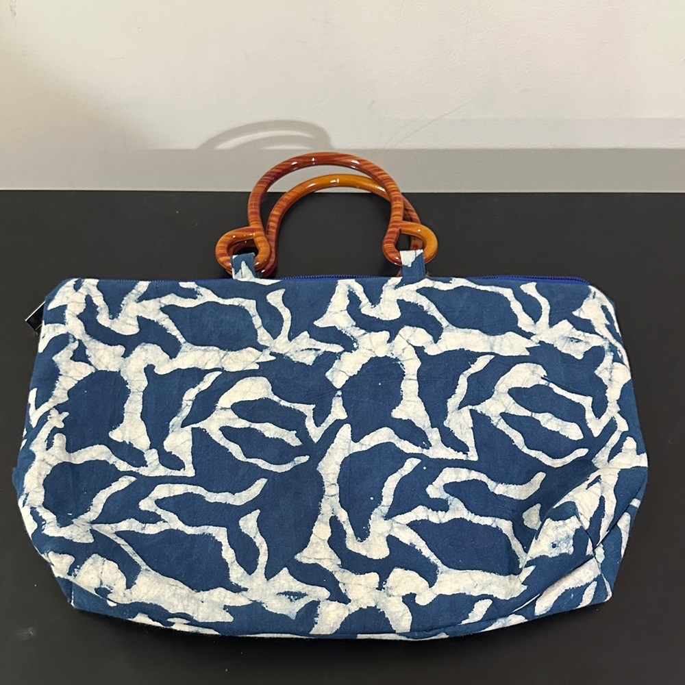 Blue and White Patterned Women's Bag with Wooden Handles - Picture 2 of 6